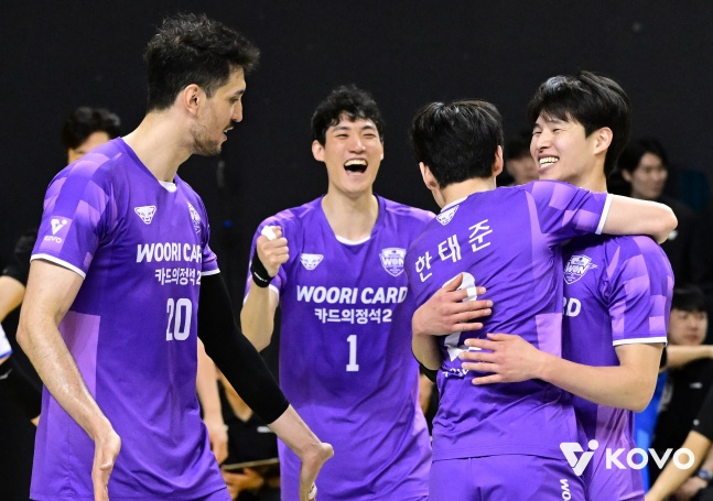 우리카드 선수단이 5일 경기도 의정부시 경민대 기념관에서 열린 진에어 2025~2026 V리그 포스트시즌 준플레이오프 KB손해보험과 경기에서 득점 후 기뻐하고 있다. /사진=한국배구연맹 제공