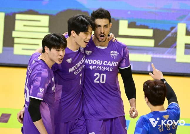 우리카드 선수단이 5일 경기도 의정부시 경민대 기념관에서 열린 진에어 2025~2026 V리그 포스트시즌 준플레이오프 KB손해보험과 경기에서 득점 후 기뻐하고 있다. /사진=한국배구연맹 제공