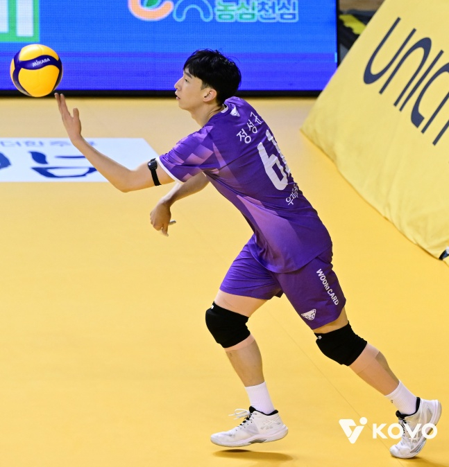 우리카드 정성규가 5일 경기도 의정부시 경민대 기념관에서 열린 진에어 2025~2026 V리그 포스트시즌 준플레이오프 KB손해보험과 경기에서 서브를 준비하고 있다. /사진=한국배구연맹 제공