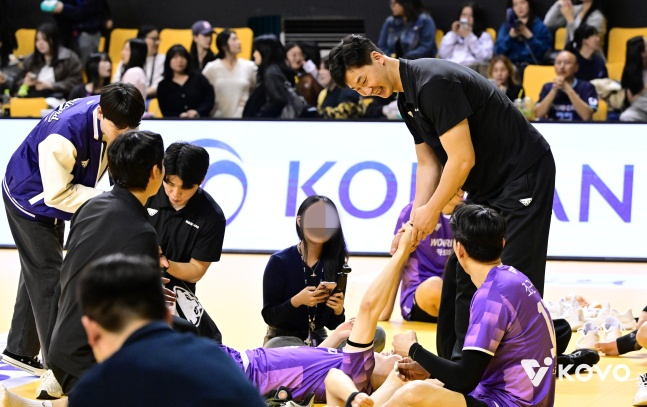 우리카드 박철우 감독대행(검은색 옷)이 5일 경기도 의정부시 경민대 기념관에서 열린 진에어 2025~2026 V리그 포스트시즌 준플레이오프 KB손해보험과 경기에서 선수들을 격려하고 있다. /사진=한국배구연맹 제공