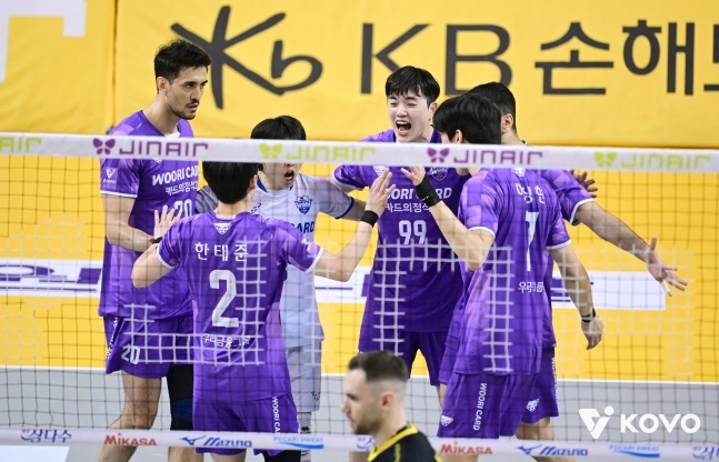 우리카드 선수단이 5일 경기도 의정부시 경민대 기념관에서 열린 진에어 2025~2026 V리그 포스트시즌 준플레이오프 KB손해보험과 경기에서 득점 후 기뻐하고 있다. /사진=한국배구연맹 제공