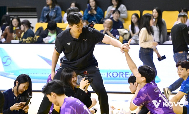 우리카드 박철우 감독대행(검은색 옷)이 5일 경기도 의정부시 경민대 기념관에서 열린 진에어 2025~2026 V리그 포스트시즌 준플레이오프 KB손해보험과 경기에서 선수들을 격려하고 있다. /사진=한국배구연맹 제공