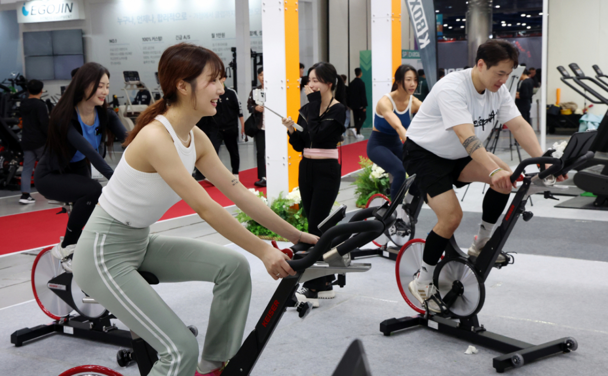 지난해 3월 서울 강남구 코엑스에서 열린 2025 서울국제스포츠레저산업전(SPOEX2025)에서 참가자들이 운동기구 체험을 하고 있다. / 사진 = 뉴스1