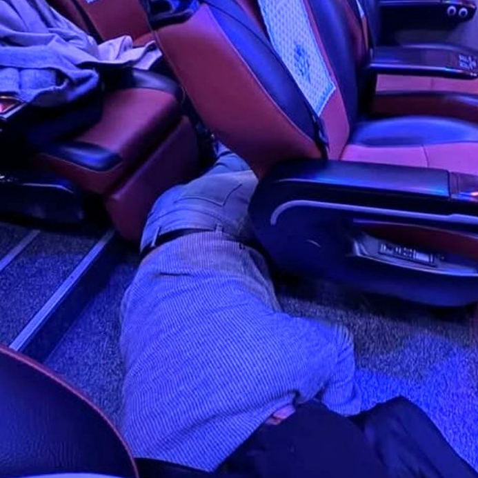 버스에 탄 한 남성이 자기 집 안방인냥 바닥에 누워 숙면을 취하는 사진이 온라인에 공개돼 논란이다. /사진=온라인 커뮤니티 보배드림 캡처