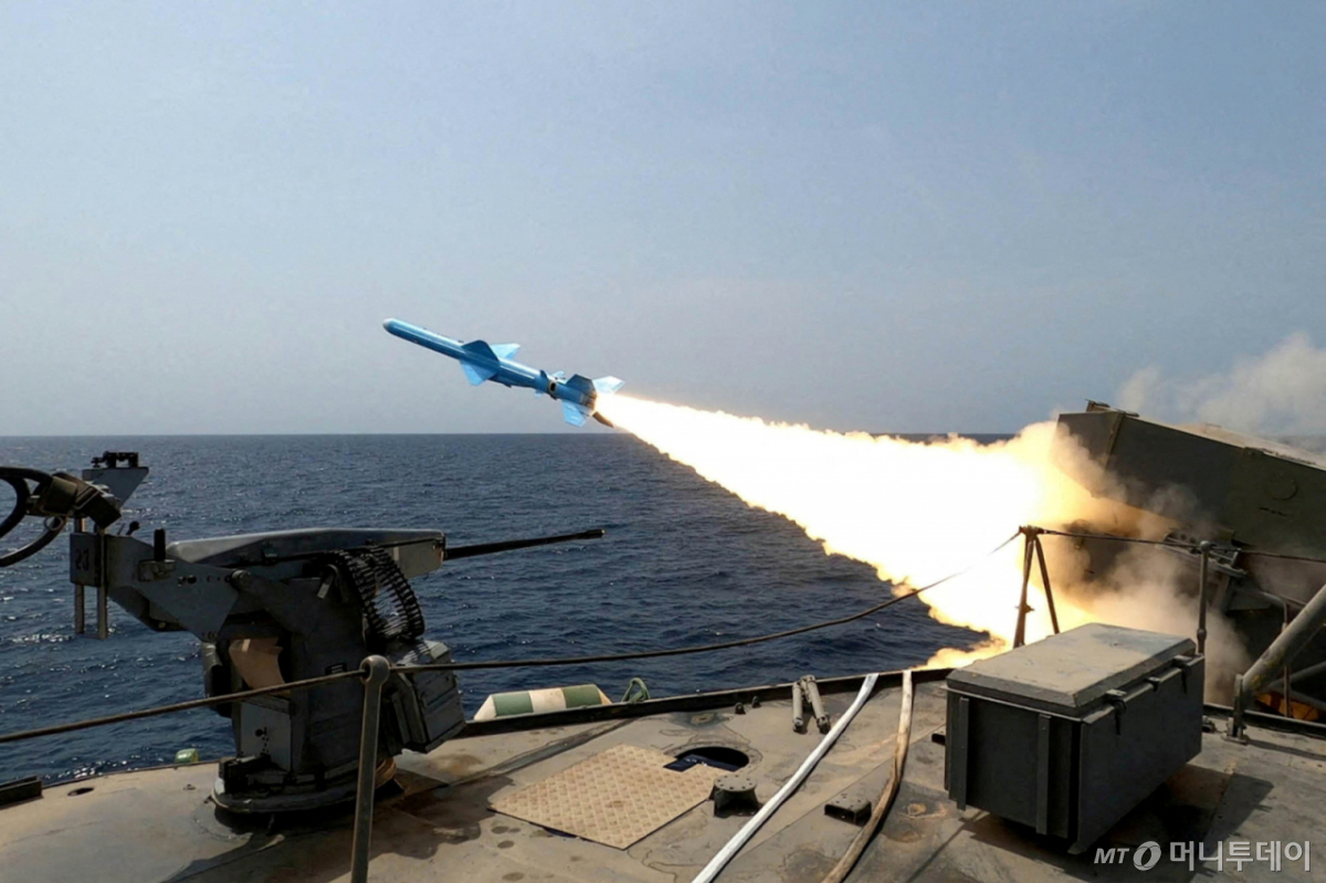 (로이터=뉴스1) 윤다정 기자 = 이란군 군사 훈련 중 미사일이 발사되고 있다. (이란군 제공) 2025.08.20. ⓒ 로이터=뉴스1 Copyright © 뉴스1. All rights reserved. 무단 전재 및 재배포, AI학습 이용 금지. /사진=(로이터=뉴스1) 윤다정 기자