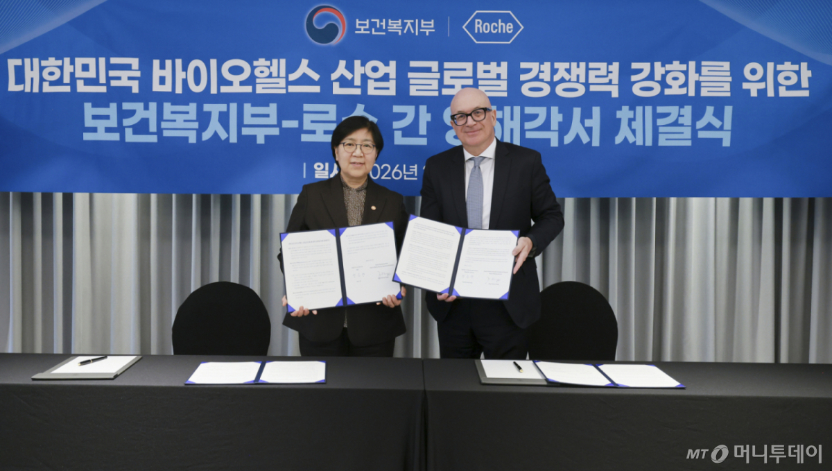 정은경 보건복지부 장관(사진 왼쪽)과 요르그 루프 로슈 인터내셔널 리전 총괄이 3일 서울 중구 반얀트리 호텔에서‘대한민국 바이오헬스 산업 글로벌 경쟁력 강화를 위한 양해각서(MOU)’를 체결하고 있다. 로슈는 향후 5년간 총 7,100억 원을 투자하여 다빈도·난치성 질환 및 첨단바이오의약품 분야 글로벌 임상시험을 국내에 유치하고 연구개발 전문인력을 양성하며 오픈이노베이션을 통해 국내 바이오헬스 유망기업을 발굴·신속성장을 지원할 계획이다./사진=보건복지부, 서울=뉴스1