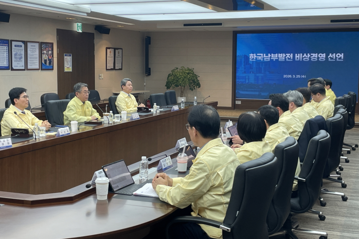 김준동 한국남부발전 사장이 지난 25일 남부발전 부산 본사에서 출자사 경영 투명성 강화와 안정적 전력 공급을 위한 긴급회의를 열고 ‘비상 경영’을 선언하고 있다. /사진제공=한국남부발전