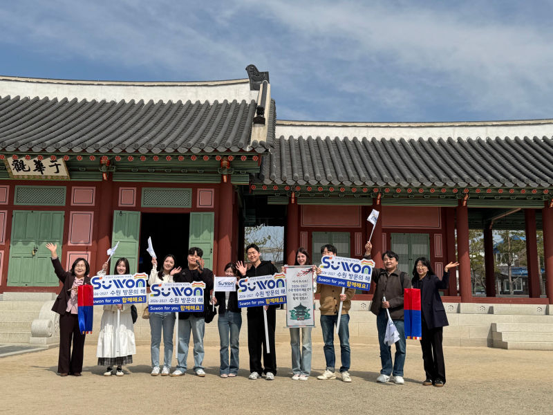 지난 26일 글로벌 인플루언서와 수원시 관계자들이 함께 기념사진을 촬영하고 있다./사진제공=수원시
