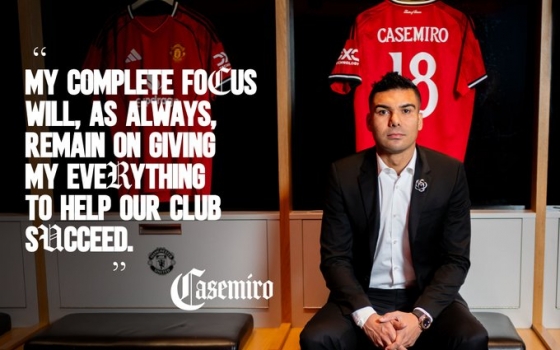 카세미루가 맨체스터 유나이티드 라커룸에 걸린 본인의 유니폼 앞에서 포즈를 취하고 있다. /사진=맨체스터 유나이티드 공식 사회관계망서비스(SNS)