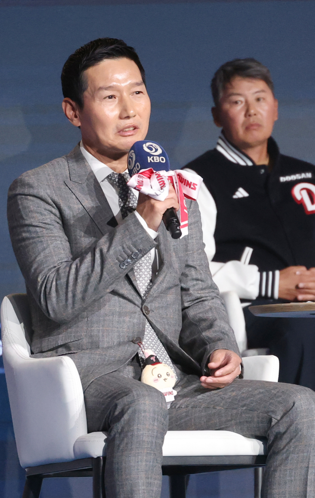 '2026 신한 SOL KBO 리그 미디어데이&팬페스트'가 26일 서울 잠실 롯데호텔 월드에서 열렸다.  염경엽 LG 감독이 출사표를 밝히고 있다.  LG 박해민·임찬규, 한화 채은성·문현빈, SSG 오태곤·조병현, 삼성 구자욱·강민호, NC 박민우·김주원, KT 장성우·안현민, 롯데 전준우·전민재, KIA 나성범·양현종, 두산 양의지·곽빈, 키움 임지열·하영민 등 10개 구단 감독과 대표 선수들이 참석했다. /사진=김진경 대기자