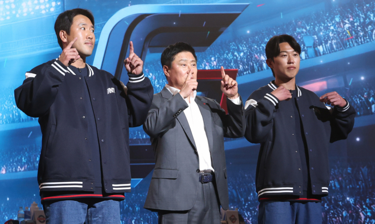 '2026 신한 SOL KBO 리그 미디어데이&팬페스트'가 26일 서울 잠실 롯데호텔 월드에서 열렸다.  롯데 전준우, 김태형 감독, 전민재가 팀 세리머니를 선보이고 있다.  LG 박해민·임찬규, 한화 채은성·문현빈, SSG 오태곤·조병현, 삼성 구자욱·강민호, NC 박민우·김주원, KT 장성우·안현민, 롯데 전준우·전민재, KIA 나성범·양현종, 두산 양의지·곽빈, 키움 임지열·하영민 등 10개 구단 감독과 대표 선수들이 참석했다. /사진=김진경 대기자