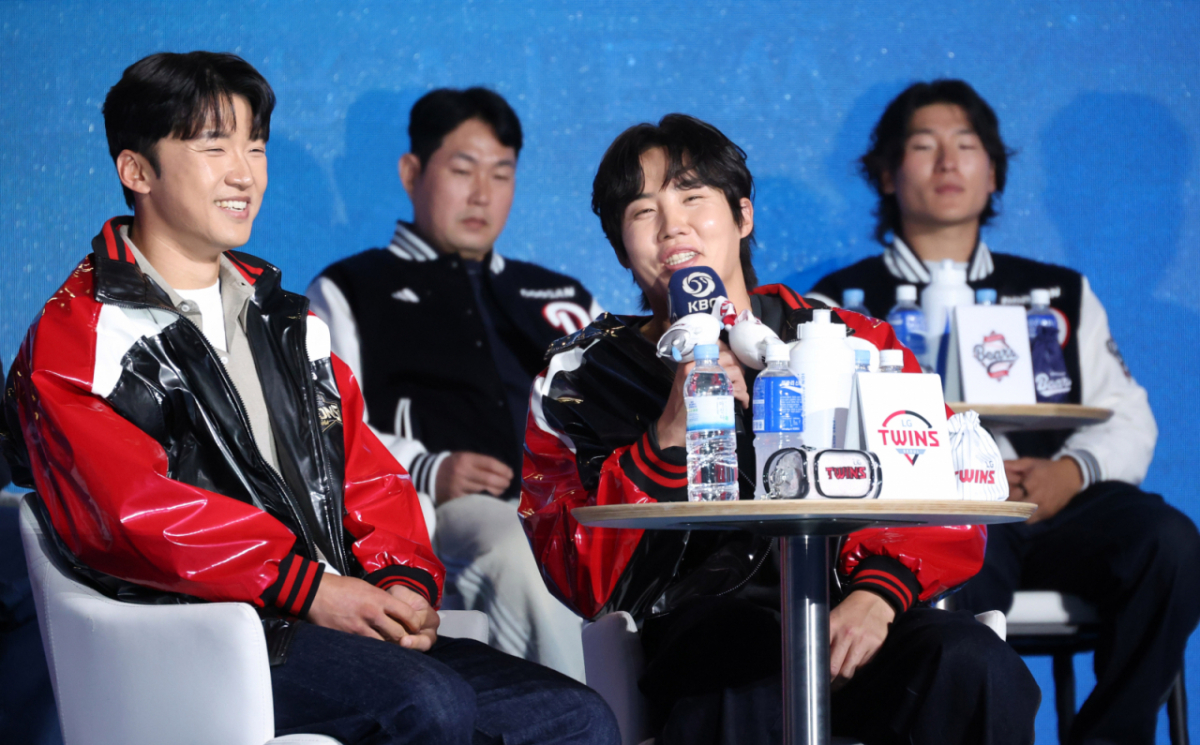 '2026 신한 SOL KBO 리그 미디어데이&팬페스트'가 26일 서울 잠실 롯데호텔 월드에서 열렸다.   LG 임찬규가 출사표를 밝히고 있다.  LG 박해민·임찬규, 한화 채은성·문현빈, SSG 오태곤·조병현, 삼성 구자욱·강민호, NC 박민우·김주원, KT 장성우·안현민, 롯데 전준우·전민재, KIA 나성범·양현종, 두산 양의지·곽빈, 키움 임지열·하영민 등 10개 구단 감독과 대표 선수들이 참석했다. /사진=김진경 대기자