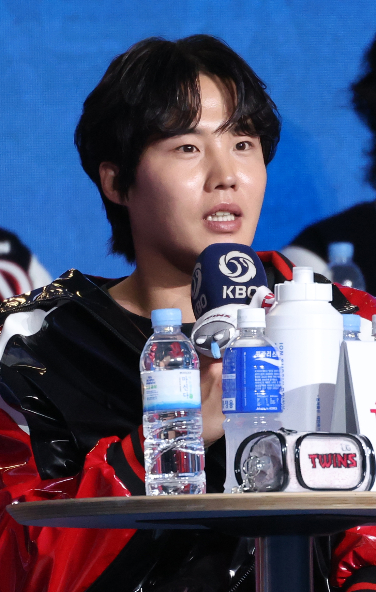 '2026 신한 SOL KBO 리그 미디어데이&팬페스트'가 26일 서울 잠실 롯데호텔 월드에서 열렸다.   LG 임찬규가 출사표를 밝히고 있다.  LG 박해민·임찬규, 한화 채은성·문현빈, SSG 오태곤·조병현, 삼성 구자욱·강민호, NC 박민우·김주원, KT 장성우·안현민, 롯데 전준우·전민재, KIA 나성범·양현종, 두산 양의지·곽빈, 키움 임지열·하영민 등 10개 구단 감독과 대표 선수들이 참석했다. /사진=김진경 대기자