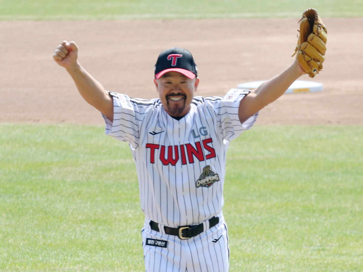 2026 신한 SOL Bank KBO리그 공식 개막전 LG 트윈스 대 KT 위즈 경기가 지난달 28일 서울 잠실야구장에서 열렸다. LG 김용일 트레이닝 코치가 LG 승리기원 시구를 한 후 두팔을 번쩍 들고 있다. /사진=김진경 대기자