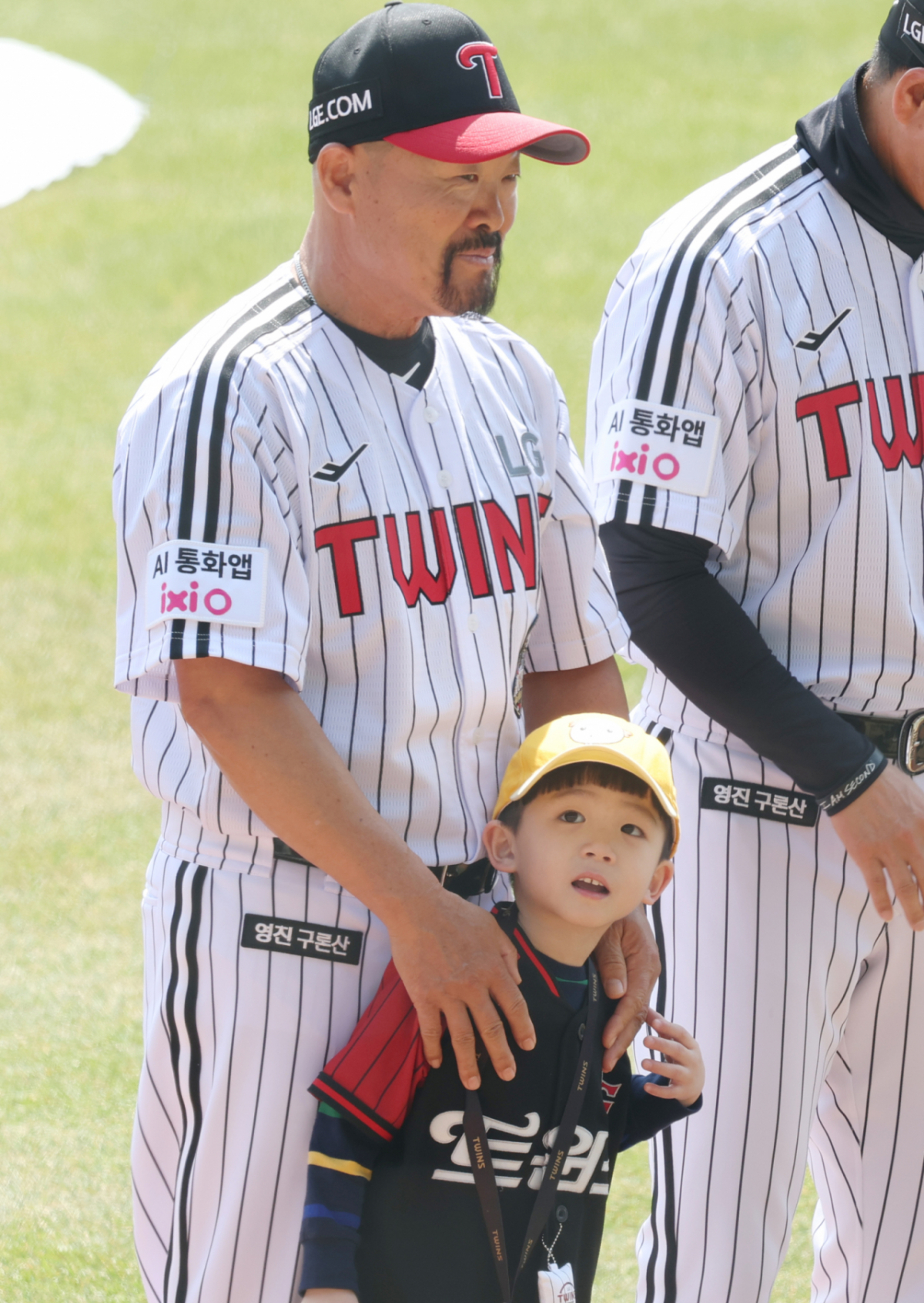 2026 신한 SOL Bank KBO리그 공식 개막전 LG 트윈스 대 KT 위즈 경기가 지난달 28일 서울 잠실야구장에서 열렸다. 시구자로 내정된 LG 김용일 코치가 개막식 행사에서 팬들의 박수를 받으며 도열하고 있다. /사진=김진경 대기자
