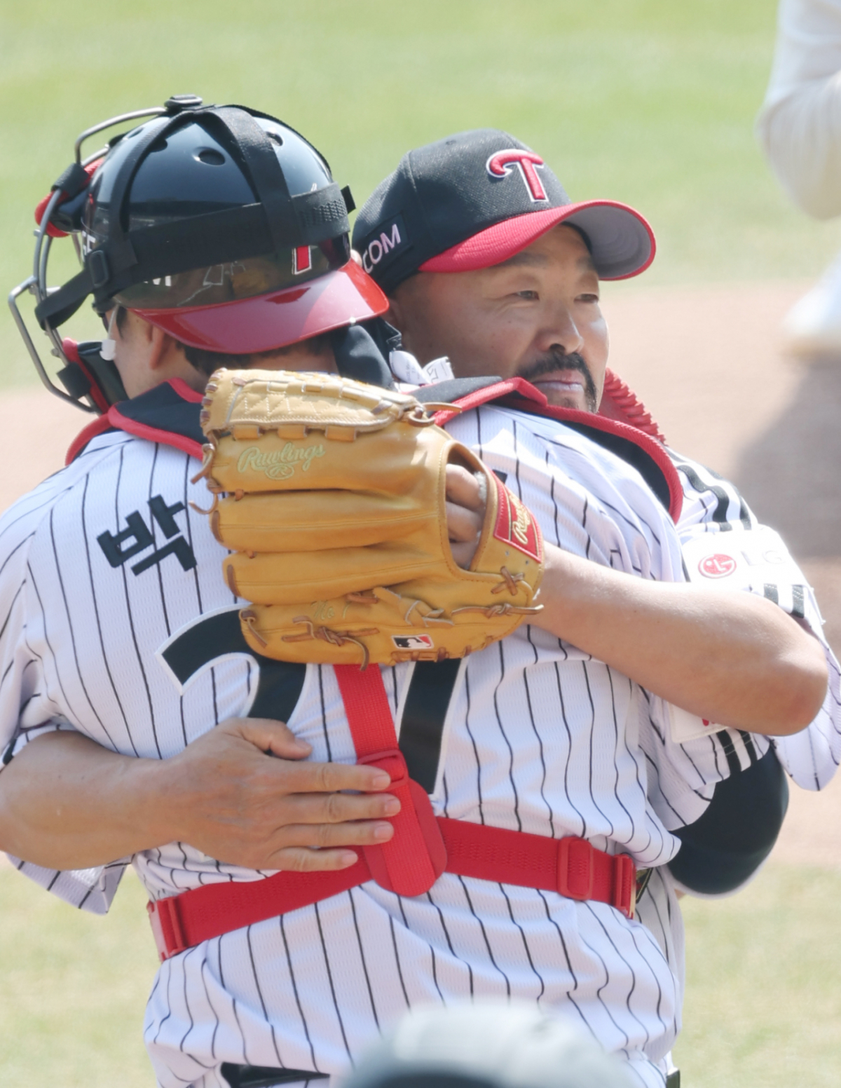 2026 신한 SOL Bank KBO리그 공식 개막전 LG 트윈스 대 KT 위즈 경기가 지난달 28일 서울 잠실야구장에서 열렸다. LG 김용일 트레이닝 코치가 kt 김현수를 상대로 LG 승리기원 시구를 한 후 포수 박동원과 포옹하고 있다. /사진=김진경 대기자
