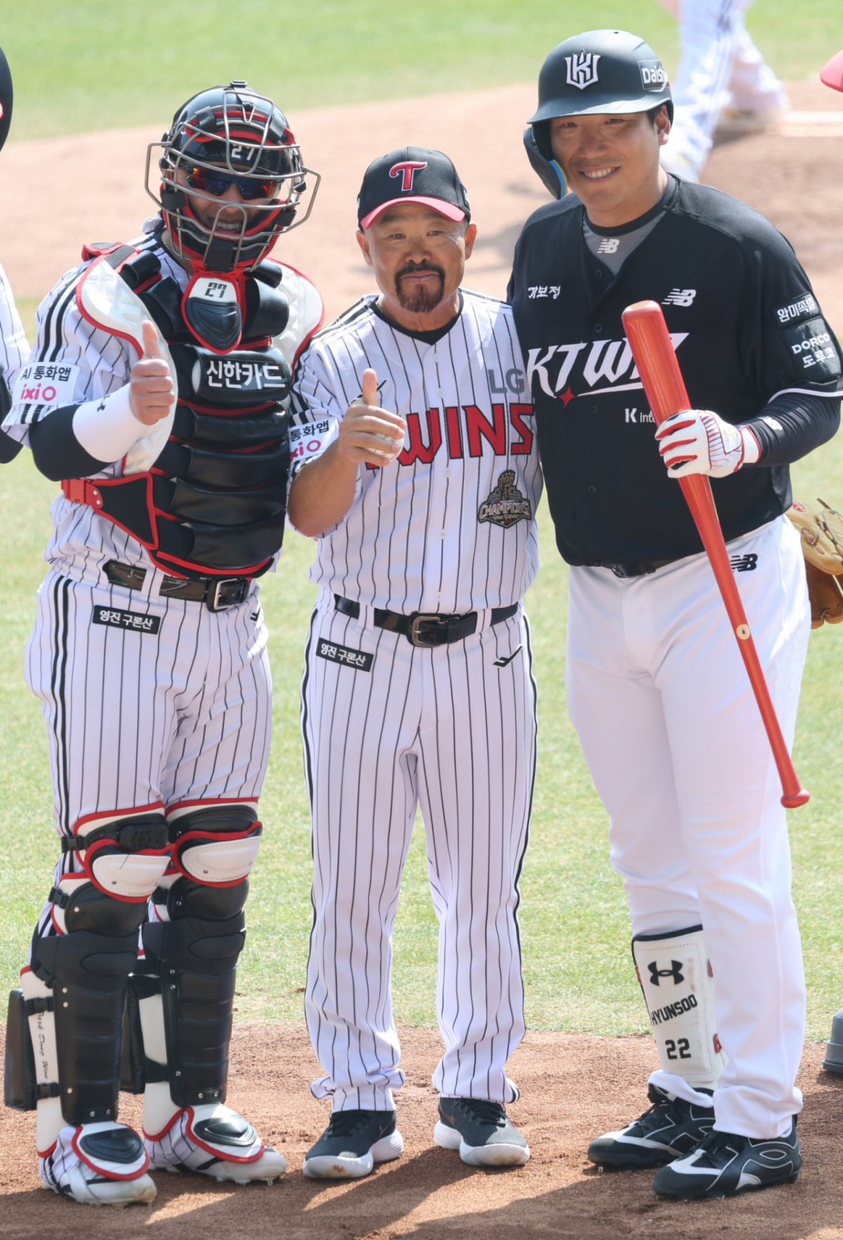 2026 신한 SOL Bank KBO리그 공식 개막전 LG 트윈스 대 KT 위즈 경기가 28일 서울 잠실야구장에서 열렸다. LG 김용일 트레이닝 코치가 kt 김현수를 상대로 LG 승리기원 시구를 한 후 포수 박동원과 함께 기념촬영을 하고 있다. /사진=김진경 대기자