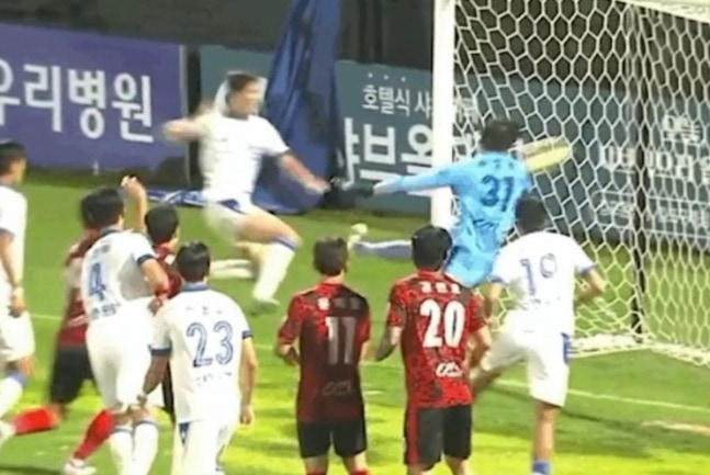지난해 6월 29일 김포솔터축구장에서 열린 인천 유나이티드와 김포FC 경기, 문지환(왼쪽)과 손정현 골키퍼가 충돌하기 전 장면. 이 장면 이후 문지환의 오른 무릎에 손정현의 체중이 그대로 실린 채 충격이 가해졌다. /사진=쿠팡플레이 중계화면 캡처
