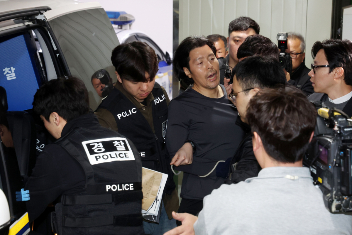 항공사 기장 살해 혐의로 구속된 김동환(49)이 26일 오전 부산진경찰서에서 호송차량에 오르며 취재진에게 자신의 입장을 밝히고 있다. /사진=뉴시스 