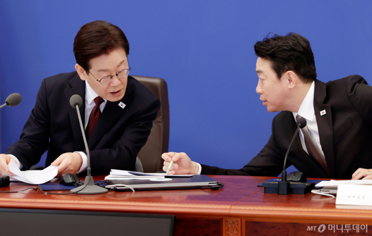 (서울=뉴스1) 허경 기자 = 이재명 대통령이 26일 청와대에서 열린 제2차 비상경제점검회의에서 강훈식 비서실장과 대화하고 있다. (청와대통신사진기자단) 2026.3.26/뉴스1  Copyright © 뉴스1. All rights reserved. 무단 전재 및 재배포,  AI학습 이용 금지. /사진=(서울=뉴스1) 허경 기자