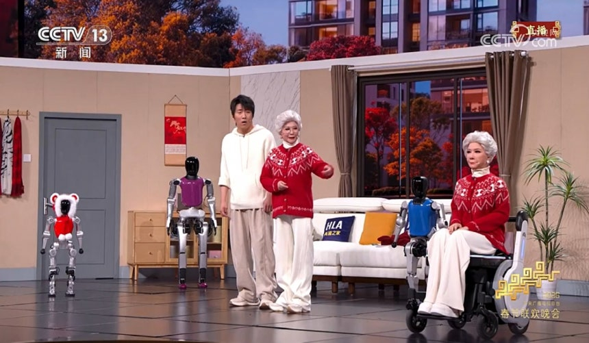 16일 CCTV에서 방송된 춘완의 '할머니의 최애' 코너에서 로봇들이 인간 배우들과 연기를 펼치고 있다. 로봇이 할머니의 일상생활을 돕는 내용으로 구성됐다./사진=CCTV 갈무리