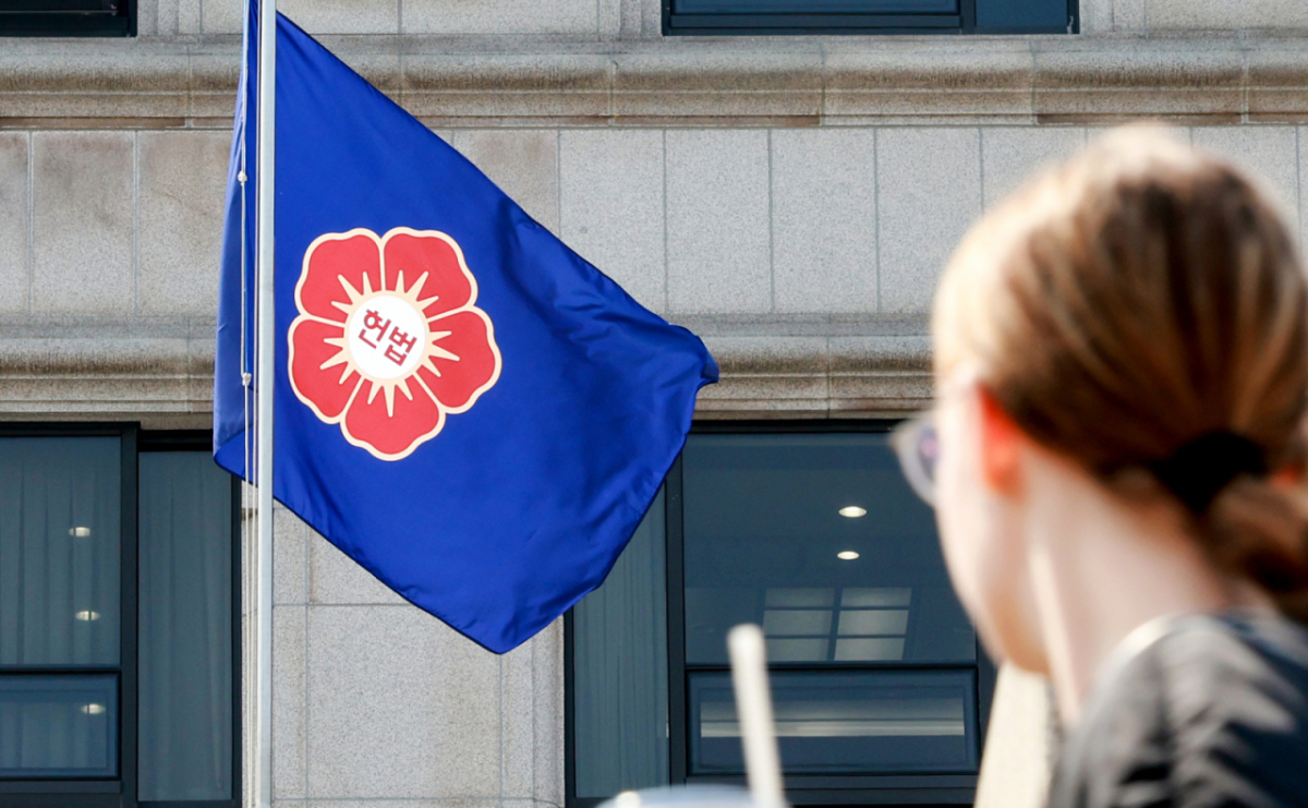 서울 종로구 헌법재판소에 걸린 헌법재판소 깃발이 바람에 휘날리는 모습. /사진=뉴스1