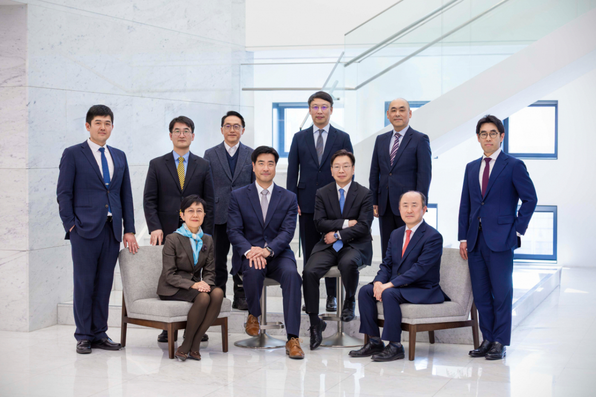 첫번째 줄 왼쪽부터 법무법인 세종의 박현주 외국변호사, 김세진 외국변호사(센터장), 유정열 고문, 윤강현 고문이며 두번째 줄 왼쪽부터 김영훈 변호사, 최병천 전문위원, 이호준 고문, 이상현 변호사, 고한석 고문, 윤영원 변호사. /사진제공=법무법인 세종