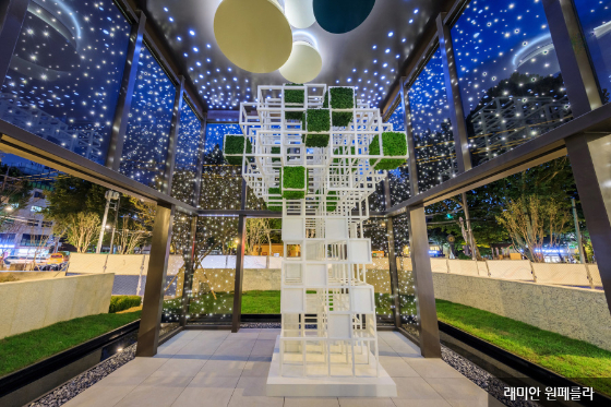 서초구 '래미안 원페를라' 아파트 단지 내 '그린 아트 갤러리 가든'/사진제공=피투에스지글로벌