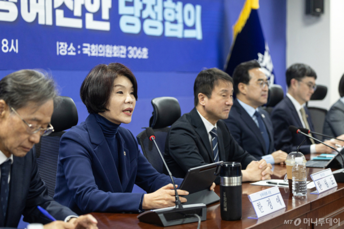 (서울=뉴스1) 이승배 기자 = 한정애 더불어민주당 정책위의장이 26일 서울 여의도 국회 의원회관에서 열린 2026년 추가경정예산안 당정협의회에서 모두발언하고 있다. 2026.3.26/뉴스1 Copyright (C) 뉴스1. All rights reserved. 무단 전재 및 재배포, AI학습 이용 금지. /사진=(서울=뉴스1) 이승배 기자