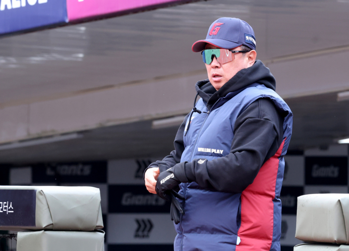 김태형 롯데 감독이 지난 12일 2026 신한 SOL Bank KBO리그 시범경기 KT 위즈전에서 선수들을 지켜보고 있다. /사진=김진경 대기자