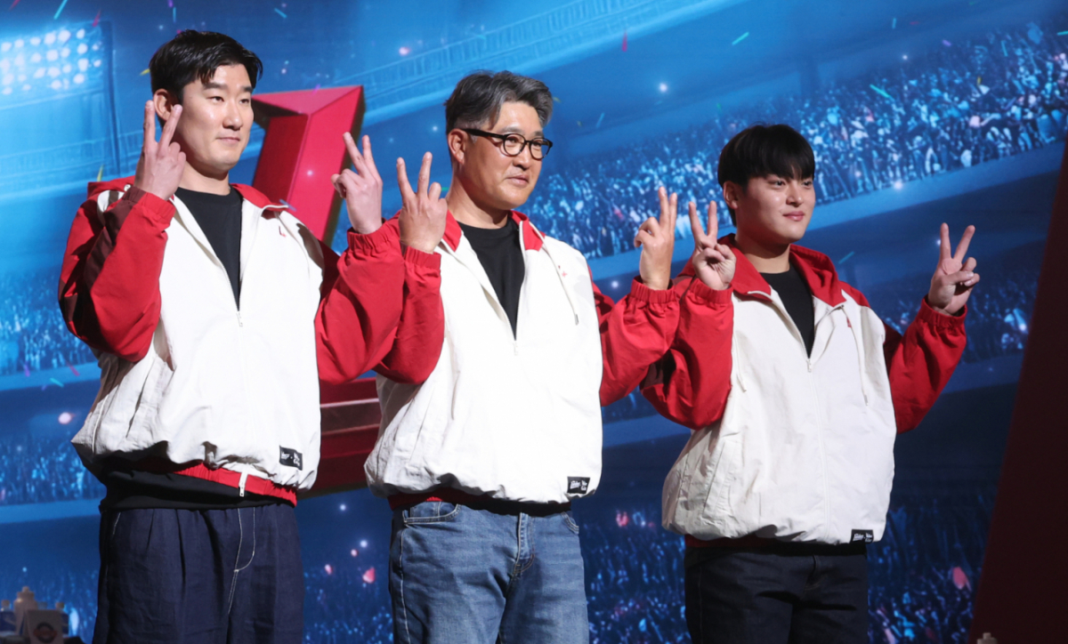 조병현(오른쪽)이 26일 '2026 신한 SOL KBO 리그 미디어데이'에 이숭용 감독(가운데), 오태곤과 함께 참석해 팀 세리머니를 펼치고 있다. /사진=김진경 대기자