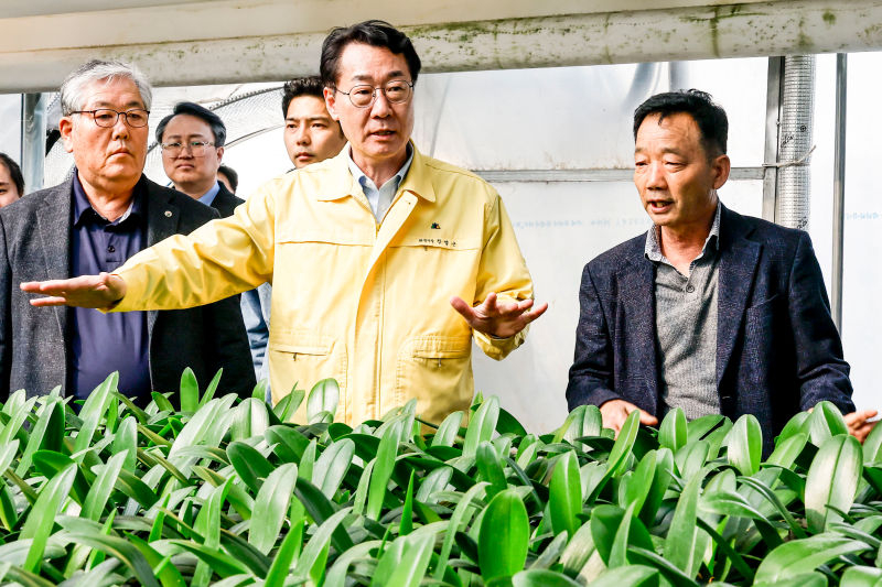 정명근 화성시장이 지난 25일 화훼농가를 방문해 중동발 에너지 수급 위기에 따른 기업 피해를 점검하고 있다./사진제공=화성시