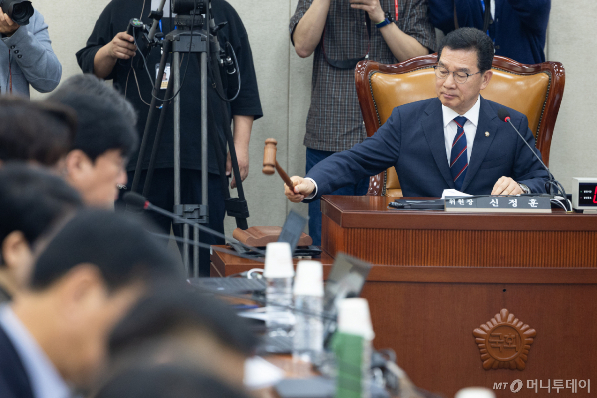(서울=뉴스1) 유승관 기자 = 신정훈 국회 행정안전위원장이 26일 서울 여의도 국회에서 열린 제433회 국회(임시회) 행정안전위원회 제3차 전체회의에서 의사봉을 두드리고 있다. 2026.3.26/뉴스1 Copyright © 뉴스1. All rights reserved. 무단 전재 및 재배포, AI학습 이용 금지. /사진=(서울=뉴스1) 유승관 기자