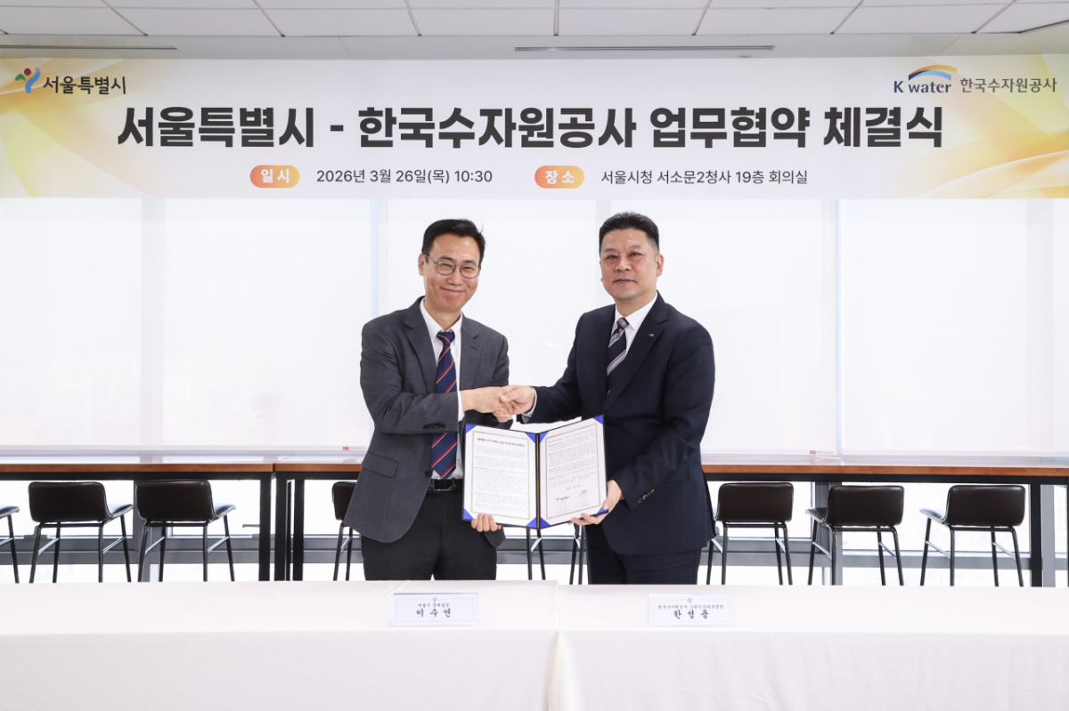 26일 서울특별시청 서소문2청사에서 열린 협약식에서 한성용 한국수자원공사 그린인프라부문장 직무대행(사진 오른쪽)과 이수연 서울특별시 경제실장(사진 왼쪽)이 기념사진을 촬영하고 있다. 이날 한국수자원공사는 서울특별시와 ‘국가 K-테스트베드 실증 및 판로지원을 위한 업무협약’을 체결했다. 2026.03.26. /사진제공=한국수자원공사