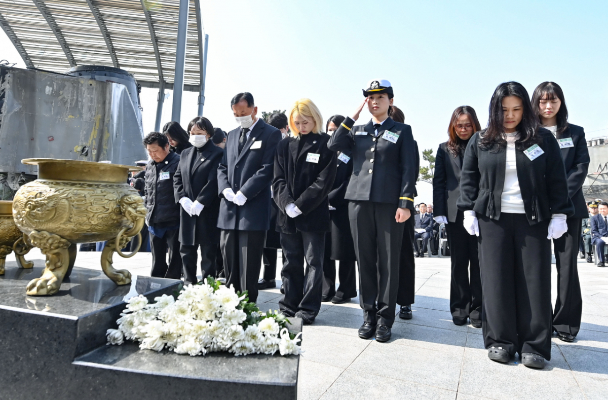 3월 26일(목) 평택 해군제2함대사령부에서 열린 제16주기 천안함 46용사 추모식에서 유가족들이 묵념을 하고 있다. /사진제공=해군.