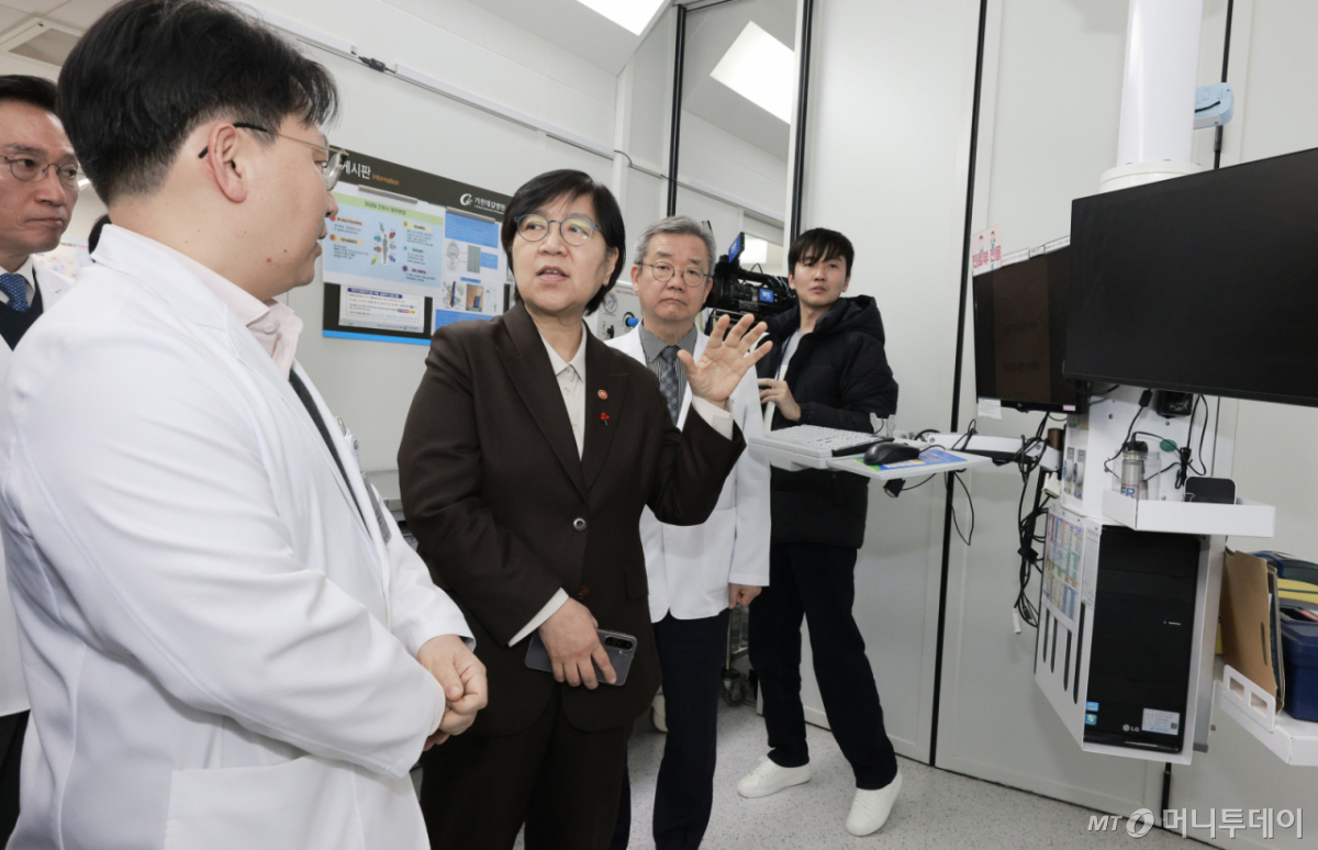 정은경 보건복지부 장관이 지난 1월 인천 남동구 가천대 길병원을 방문해 지역 응급환자 이송체계를 점검하고 있다./사진=보건복지부, 뉴스1