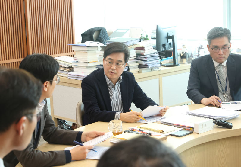 김동연 경기도지사가 지난 9월 중동 정세 악화 대응 경기도 긴급대책 회의를 주재하고 있다./사진제공=경기도
