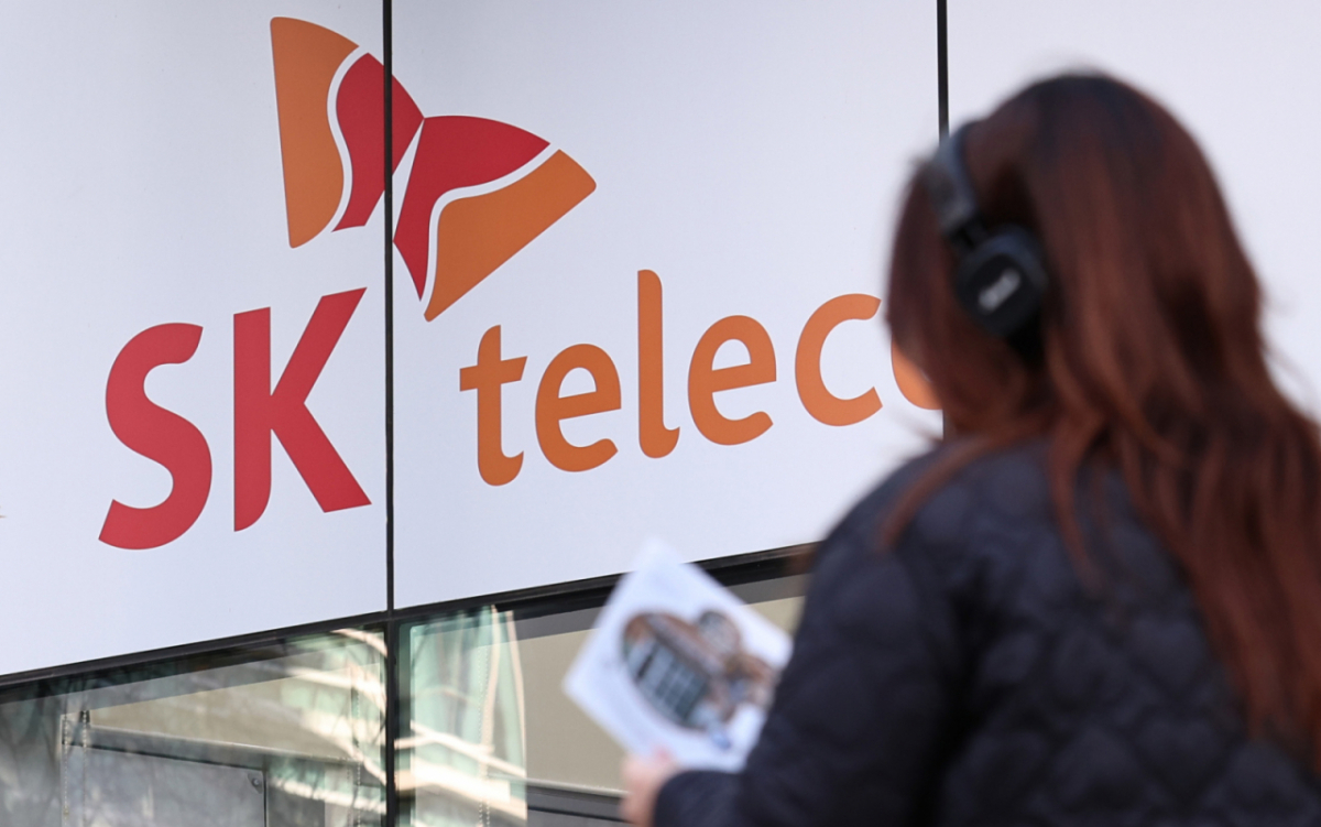 SK텔레콤(SKT)이 개인정보 유출 사태를 놓고 1인당 30만원씩 손해배상금을 지급하라는 개인정보 분쟁조정위원회의 조정안을 불수용했다. 21일 업계에 따르면 SKT는 지난 5일 개인정보 분쟁조정위원회의 조정안을 통지받은 후 법률 검토를 거쳐 이를 받아들이지 않기로 결정해 답변 기한인 전날 오후 이 같은 의견을 제출할 예정이다. /사진=뉴스1