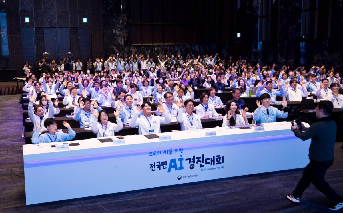 배경훈 부총리 겸 과학기술정보통신부 장관이 26일 오후 서울 서초구 엘타워에서 열린 '전국민 AI 경진대회 개막식' 에서 김종국 국민홍보대사 및 서포터즈들과 기념촬영을 하고 있다./사진=과기정통부