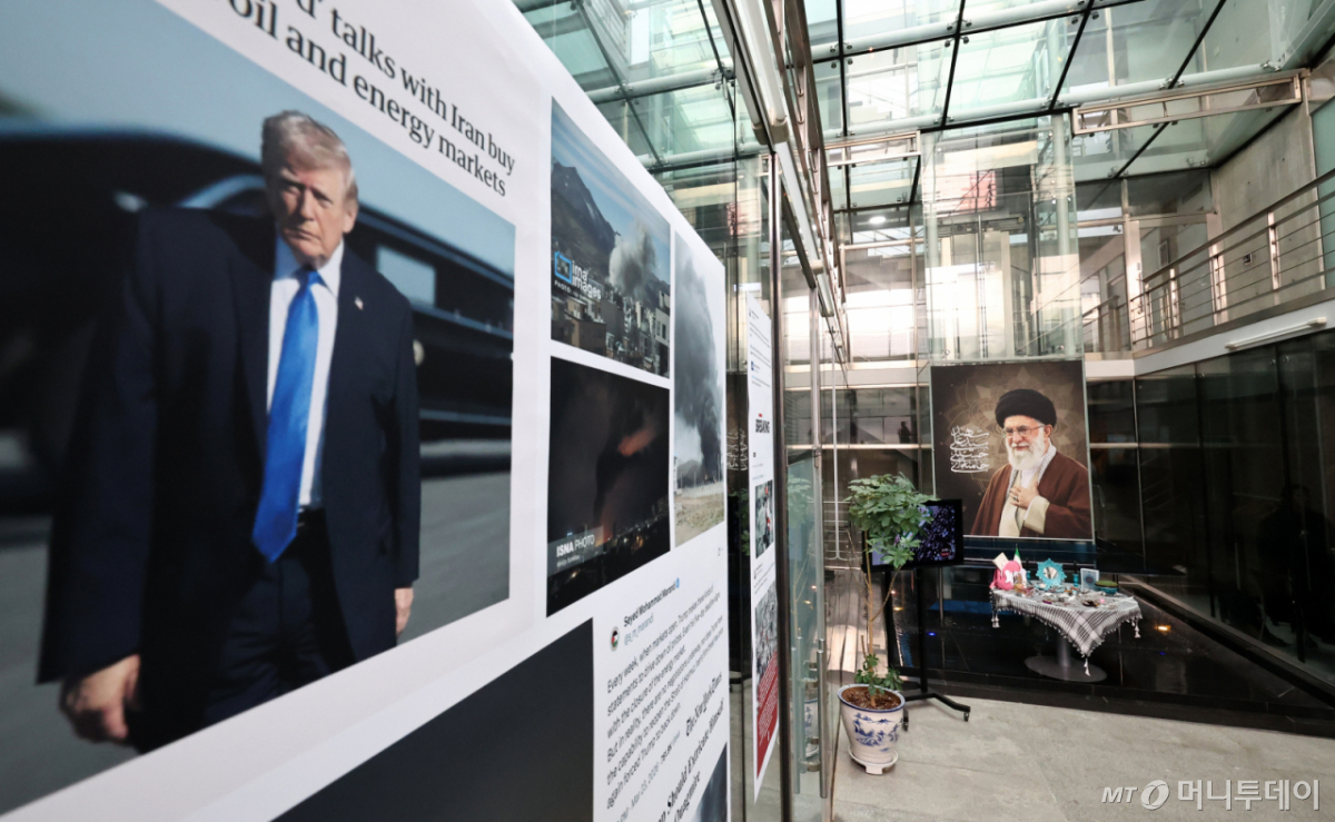 (서울=뉴스1) 최지환 기자 = 26일 서울 용산구 주한 이란 대사관에서 열린 전쟁 관련 사진전 및 다큐멘터리 상영 행사에 미국·이란 전쟁 관련 사진들이 전시되어 있다. 2026.3.26/뉴스1  Copyright © 뉴스1. All rights reserved. 무단 전재 및 재배포,  AI학습 이용 금지. 