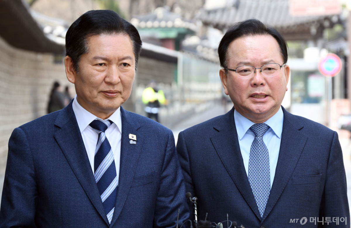 [서울=뉴시스] 국회사진기자단= 정청래 더불어민주당 대표와 김부겸 전 국무총리가 26일 서울 중구 달개비에서 회동한 뒤 회동 내용에 관해 설명하고 있다. 2026.03.26. photo@newsis.com /사진=