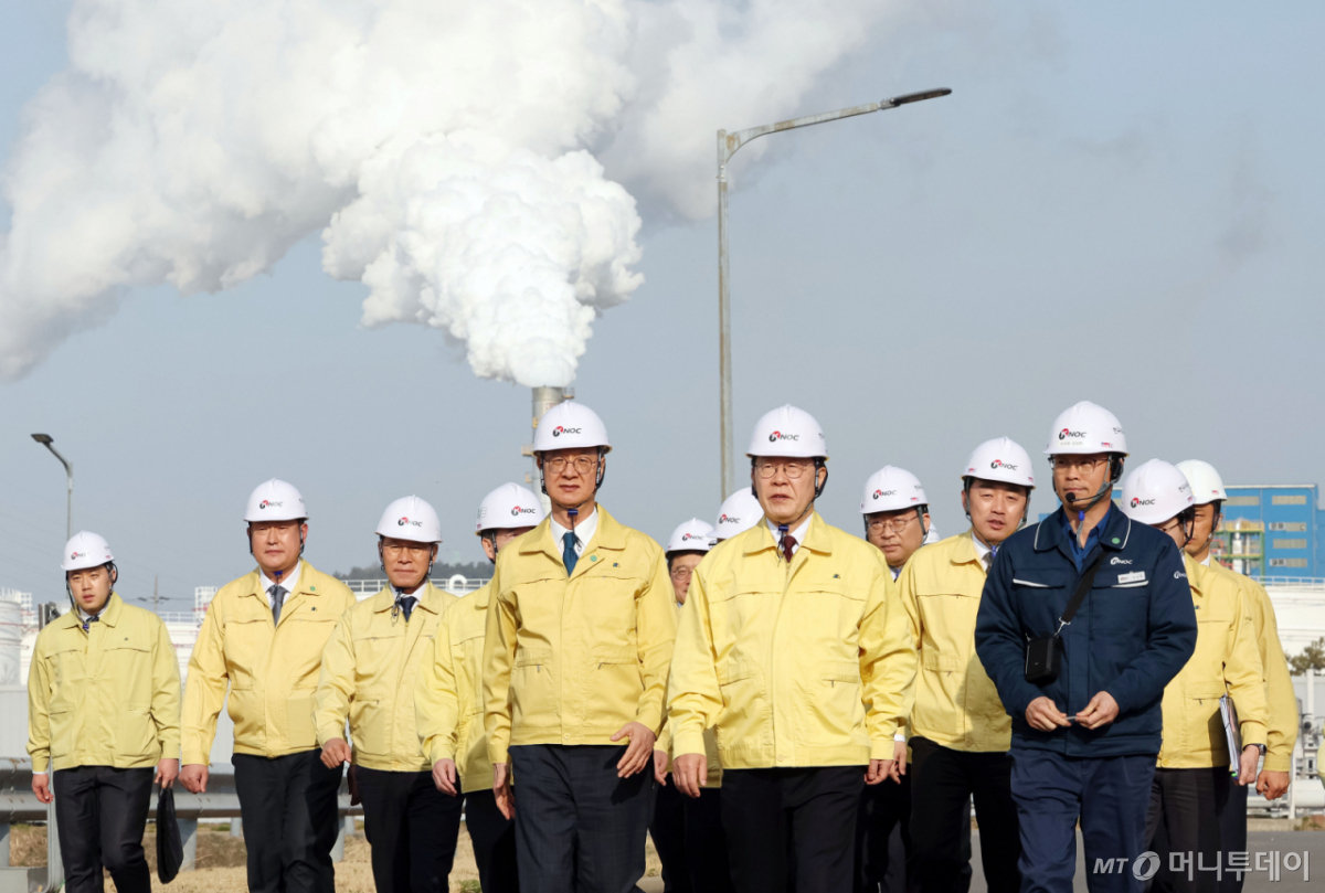 [서산=뉴시스] 고범준 기자 = 이재명 대통령이 26일 충남 한국석유공사 서산 비축기지를 방문해 현장 점검을 하고 있다. (청와대통신사진기자단) 2026.03.26. bjko@newsis.com /사진=