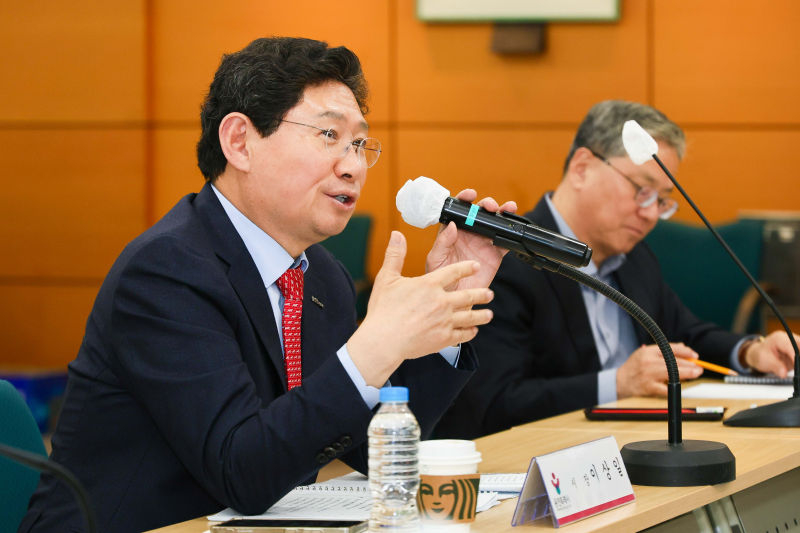 이상일 용인특례시장이 25일 '2026년 제2회 반도체산업 경쟁력강화위원회' 회의에 참석해 인사말 하고 있다./사진제공=용인시