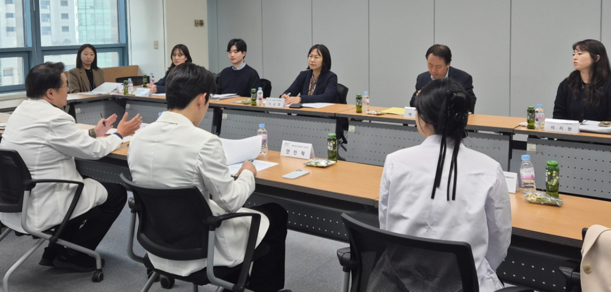 이선영 정신건강정책관 등 보건복지부 관계자들이 지난 17일 서울특별시 보라매병원 생명사랑위기대응센터를 찾아 응급실 기반 자살시도자 사후관리사업의 현장 운영 실태와 성과를 점검하고 있다./사진=보건복지부