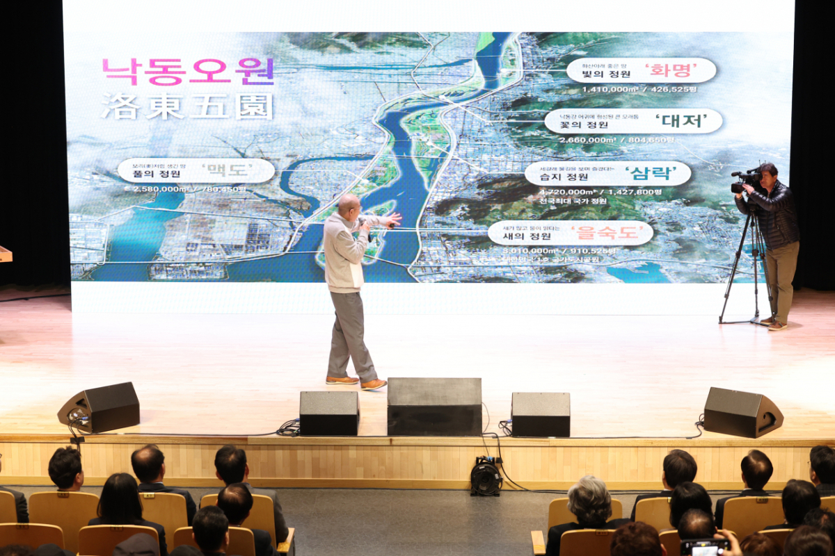 박형준 부산시장이 낙동강 하구 5개 생태공원을 테마공원으로 바꾸는 낙동오원 계획을 발표하고 있다./사진제공=부산시