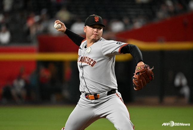 2025년 9월 샌프란시스코 소속으로 투구하는 덩카이웨이. /AFPBBNews=뉴스1