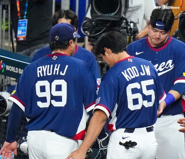 도미니카 공화국전에서 교체된 류현진(왼쪽)을 위로하고 있는 구자욱. /AFPBBNews=뉴스1