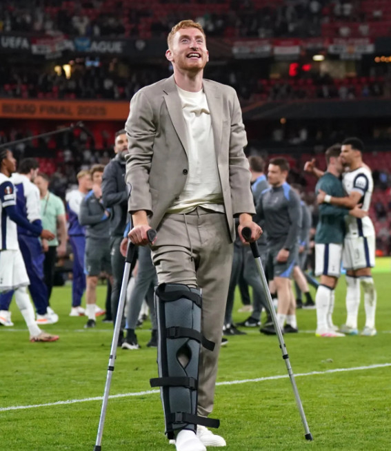 데얀 클루셉스키이 목발을 짚고 팬들에게 인사하고 있다. /사진=더선 갈무리