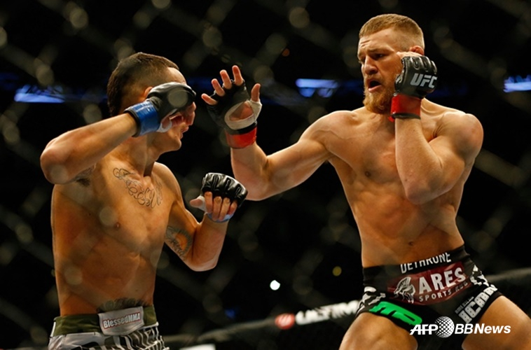 맥스 할로웨이(왼쪽)와 코너 맥그리거. /AFPBBNews=뉴스1