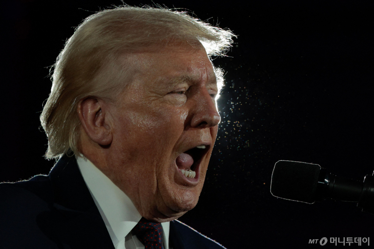 도널드 트럼프 미국 대통령이 25일(현지시간) 워싱턴 D.C.에서 열린 공화당 하원선거위원회(NRCC) 연례 후원 만찬회에 참석해 연설하고 있다./AFPBBNews=뉴스1